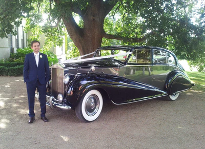 images/gallery/1951-Rolls-Royce-Wraith-at-Stones-with-groom.jpg