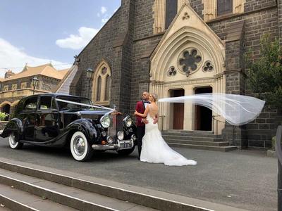 images/gallery/1947-Rolls-Royce-Wraith-at-St-Ignatius-with-bridal-couple.jpg