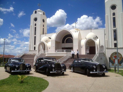 images/gallery/1951-Rolls-Royce-Wraith2tone-and-2-matching-Rolls-Royce-Clouds-outside-Coptic-Church.jpg